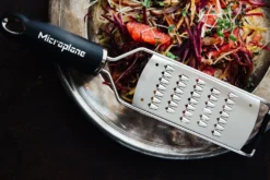 Râpe Microplane Gourmet spéciale carottes manche noir
