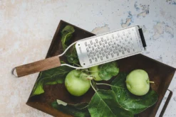 Râpe Microplane Master double tranchant manche en noyer