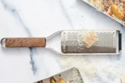Râpe Microplane Master grains fins manche en noyer