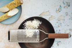 Râpe Microplane Master gros grains manche en noyer