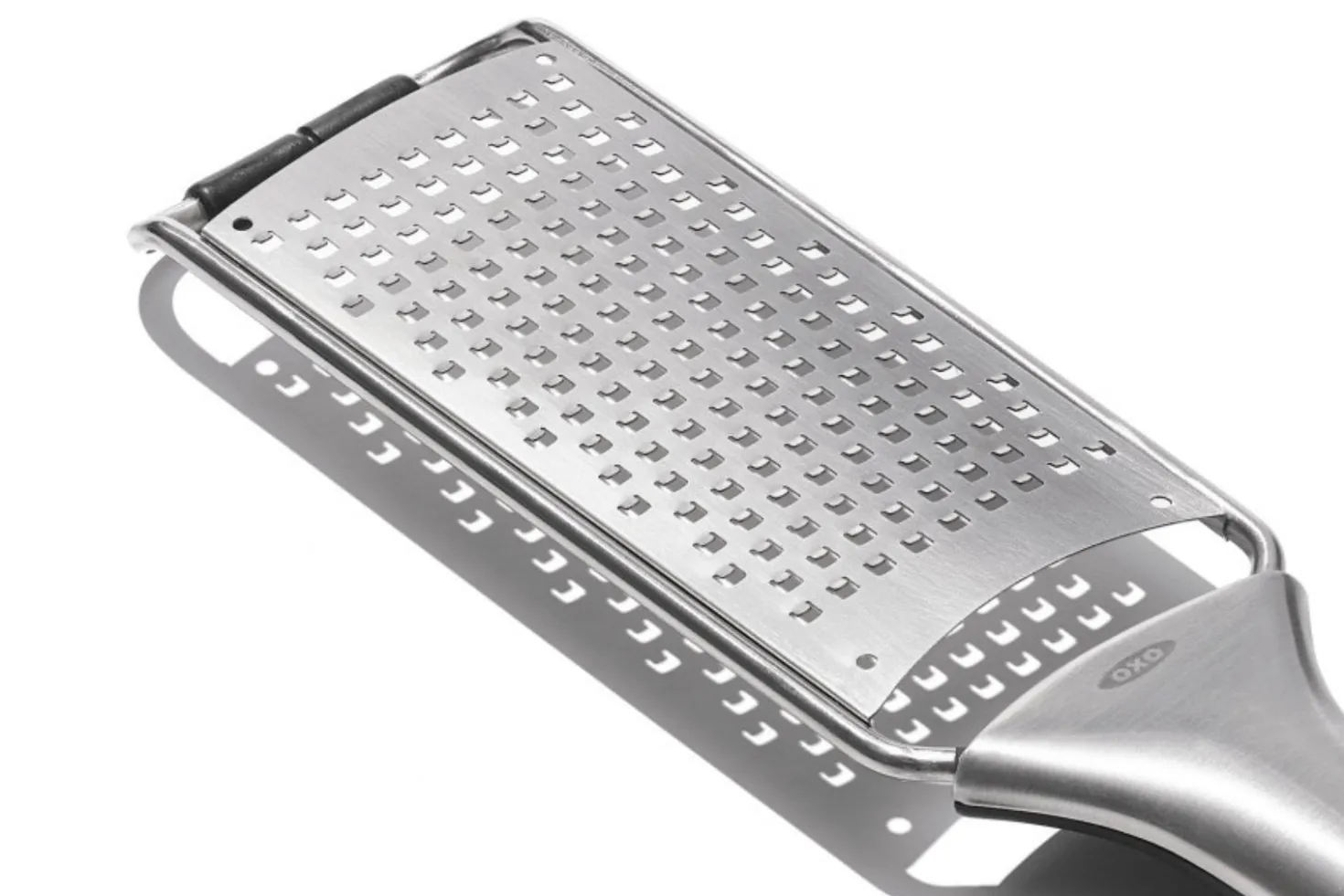 Râpe moyenne OXO Steel en acier inoxydable avec étui de protection