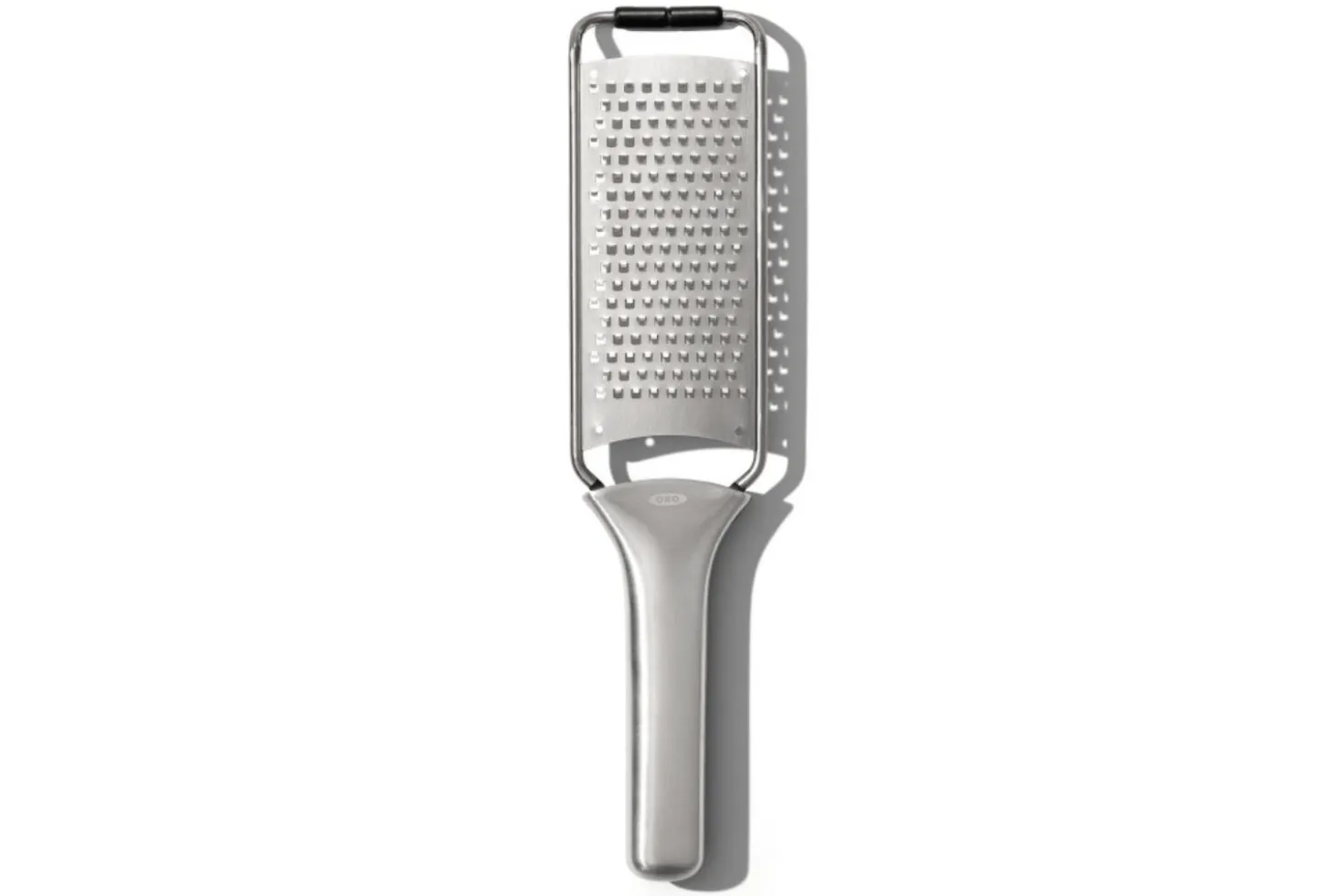 Râpe moyenne OXO Steel en acier inoxydable avec étui de protection