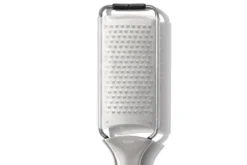 Râpe moyenne OXO Steel en acier inoxydable avec étui de protection