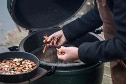 Sachet de copeaux de bois de cerisier Big Green Egg 2,9L - Idéal fumage