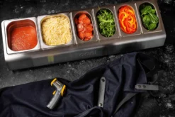 Saladette Ooni inox + 6 bacs à garnitures pour pizzas avec couvercles