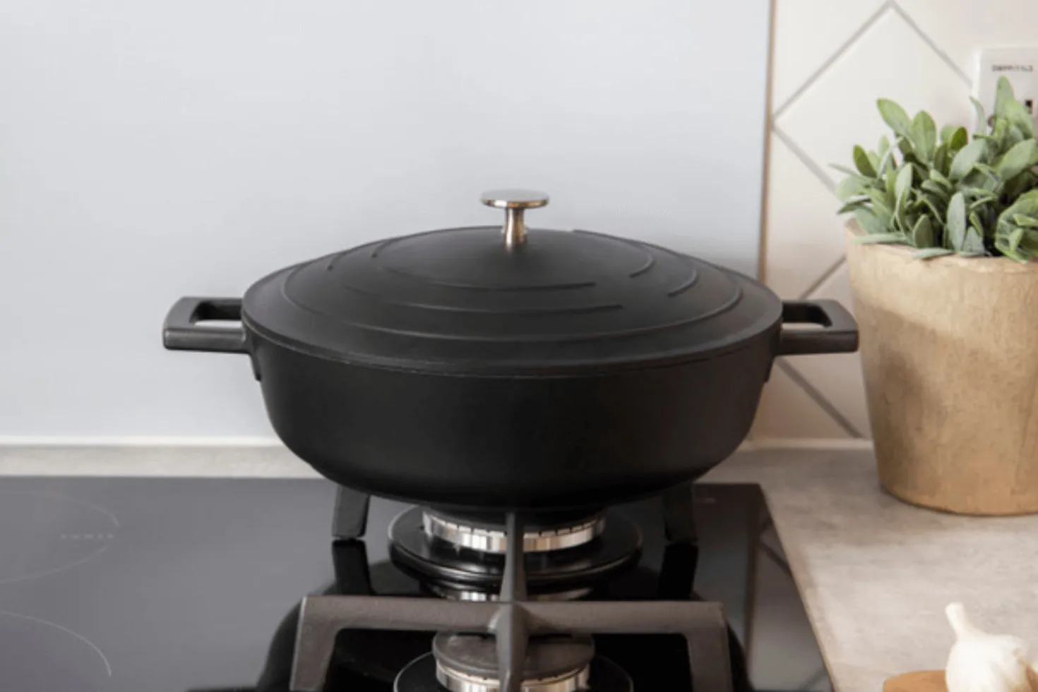 Sauteuse ronde MasterClass compatible induction en fonte d'aluminium noir 4L