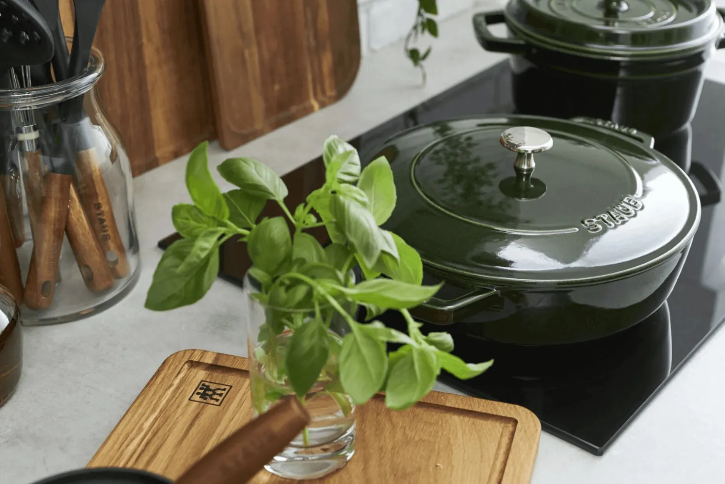 Sauteuse Staub Chistera en fonte émaillée basilic
