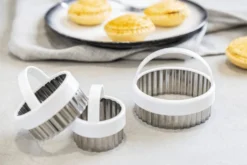 Set de 3 emporte-pièces cannelés KitchenCraft en inox avec poignées