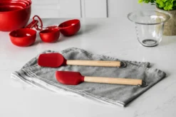 Set de 2 spatules Kitchen Aid en bois de bouleau et silicone rouge