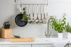 Spatule coudée ajourée Kitchen Aid tout en acier inoxydable