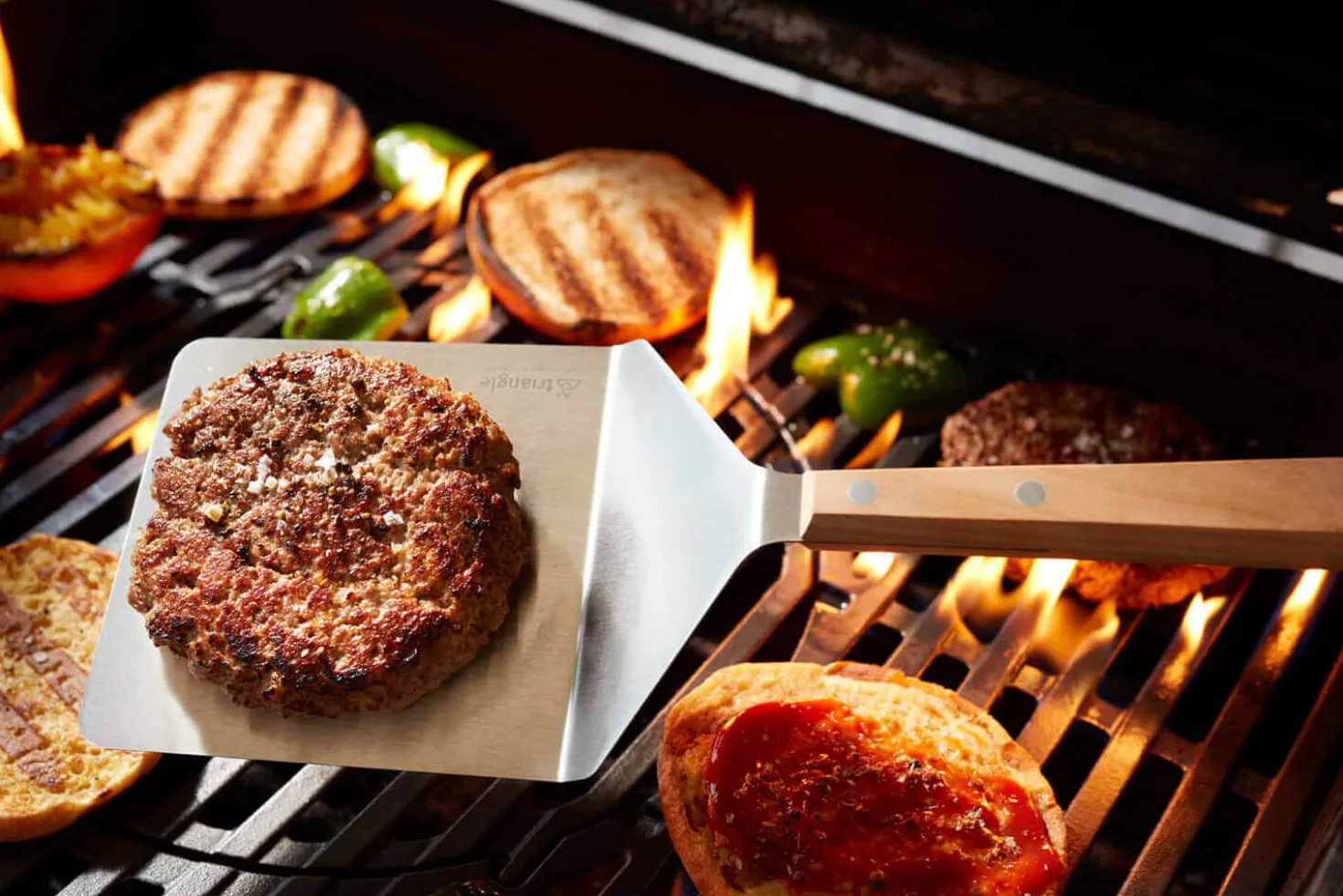 Spatule coudée à hamburger Triangle 41,5cm manche en bois de cerisier