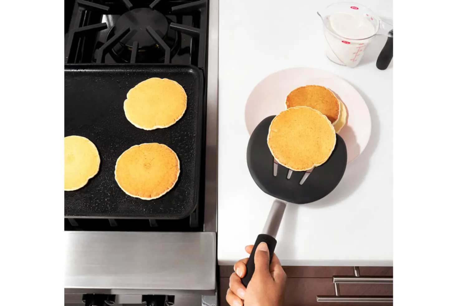 Spatule extra large flexible ajourée OXO en silicone