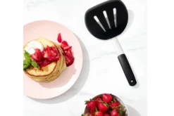 Spatule extra large flexible ajourée OXO en silicone