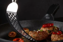Spatule Rösle coudée perforée en silicone et acier inoxydable 32cm