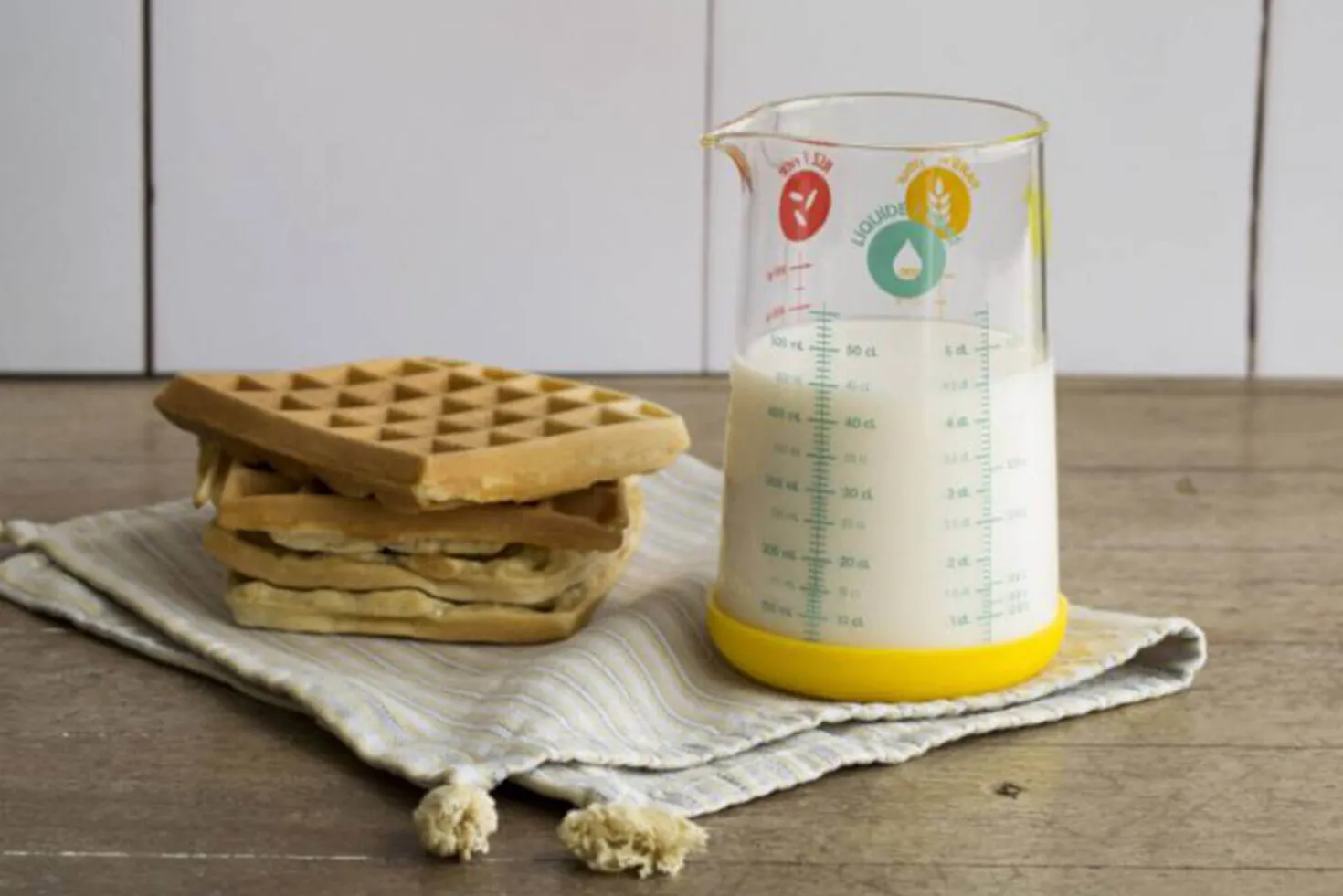 Verre doseur Pebbly en verre borosilicate et base en silicone